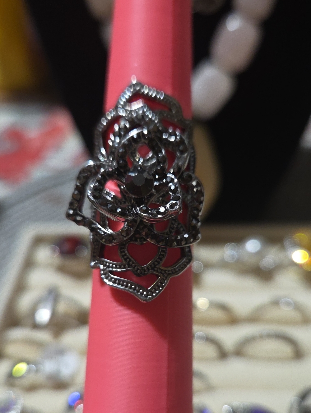 90s Elegant Black Floral Filigree Ring - Women Jewelry